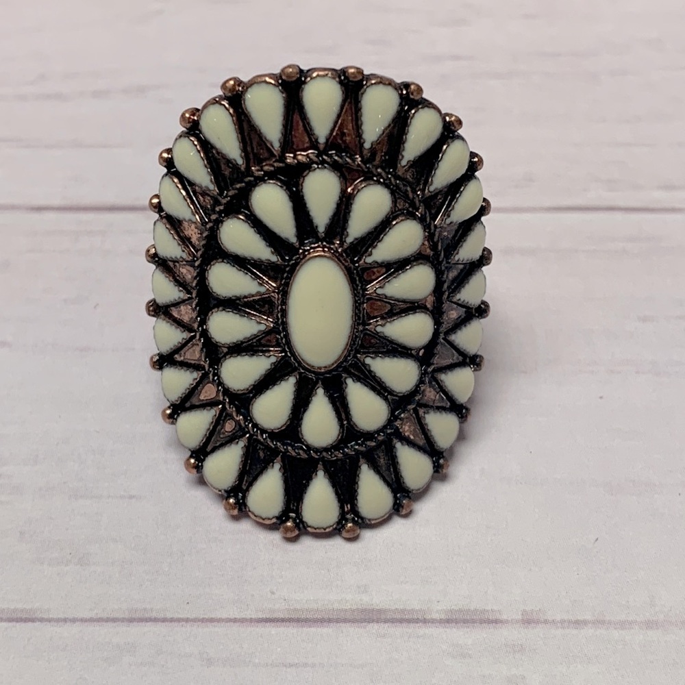 Western Style Saddle Shaped Resin Concho Cluster Adjustable Ring